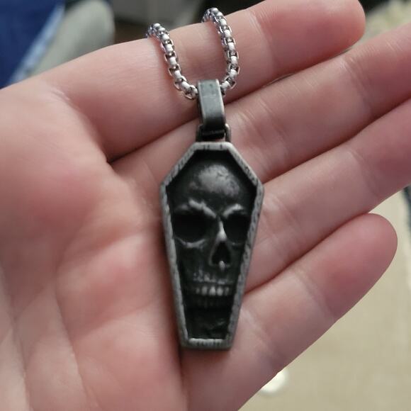 Men's 3D skull in coffin necklace - Picture 1 of 3